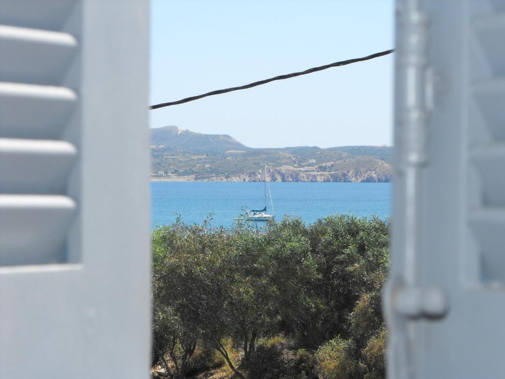 Milos Bay Suites Adámas Eksteriør bilde