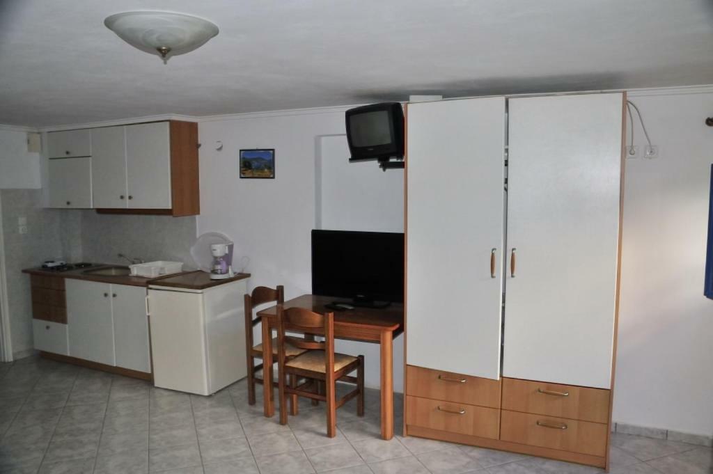 Milos Bay Suites Adámas Eksteriør bilde