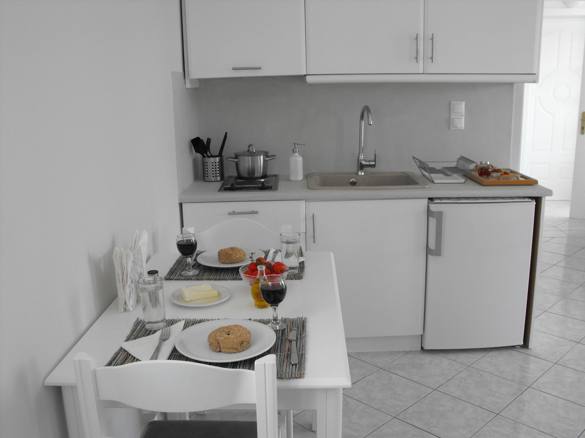 Milos Bay Suites Adámas Eksteriør bilde