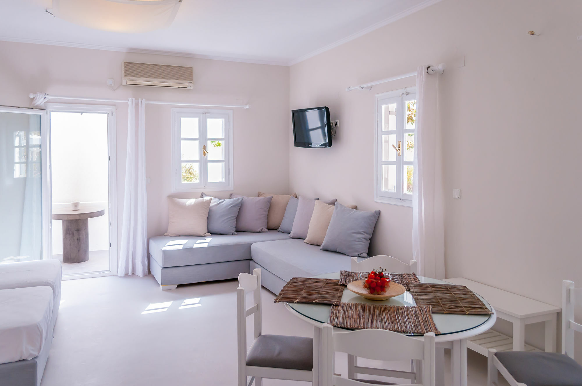 Milos Bay Suites Adámas Eksteriør bilde