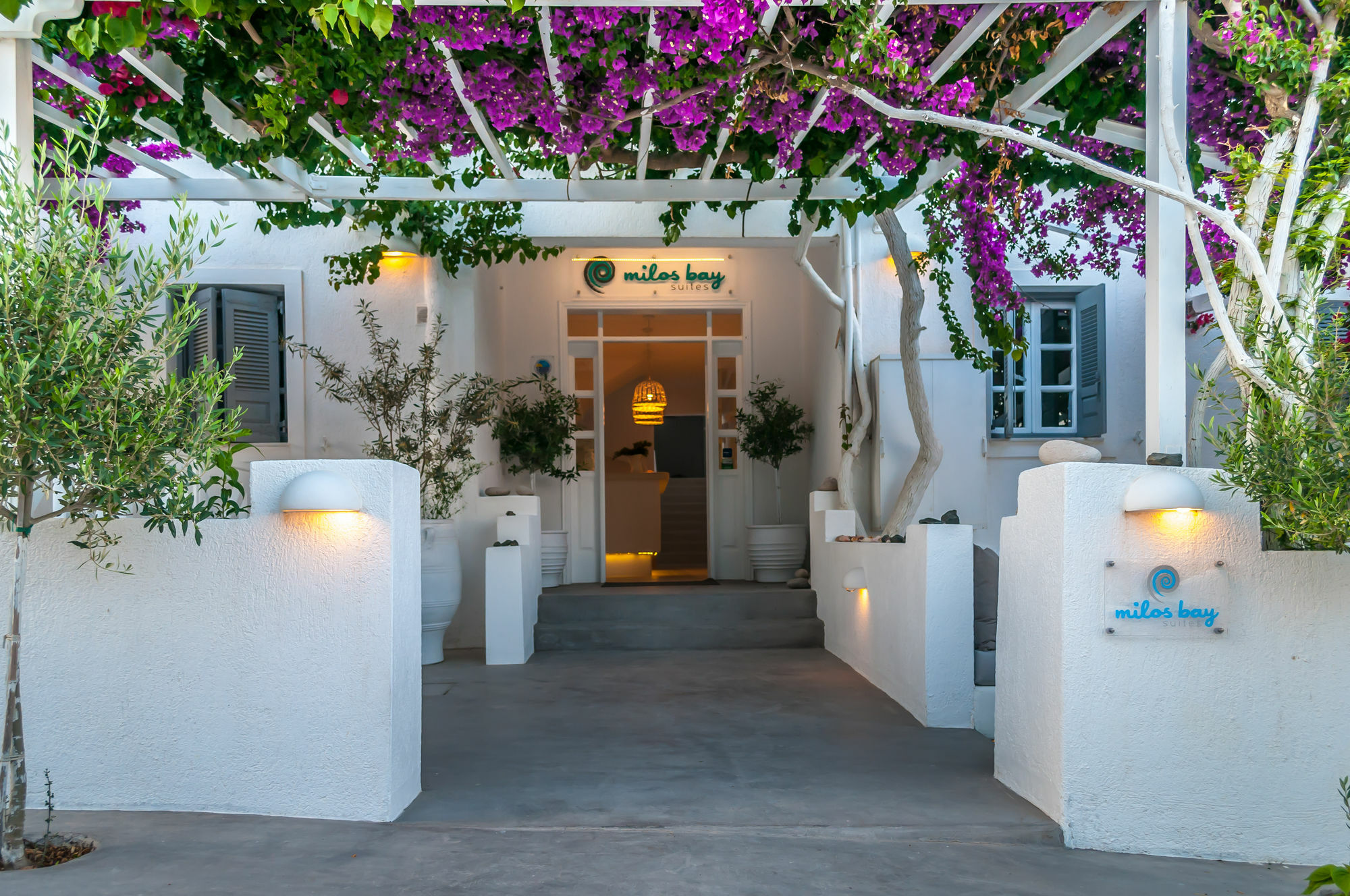 Milos Bay Suites Adámas Eksteriør bilde
